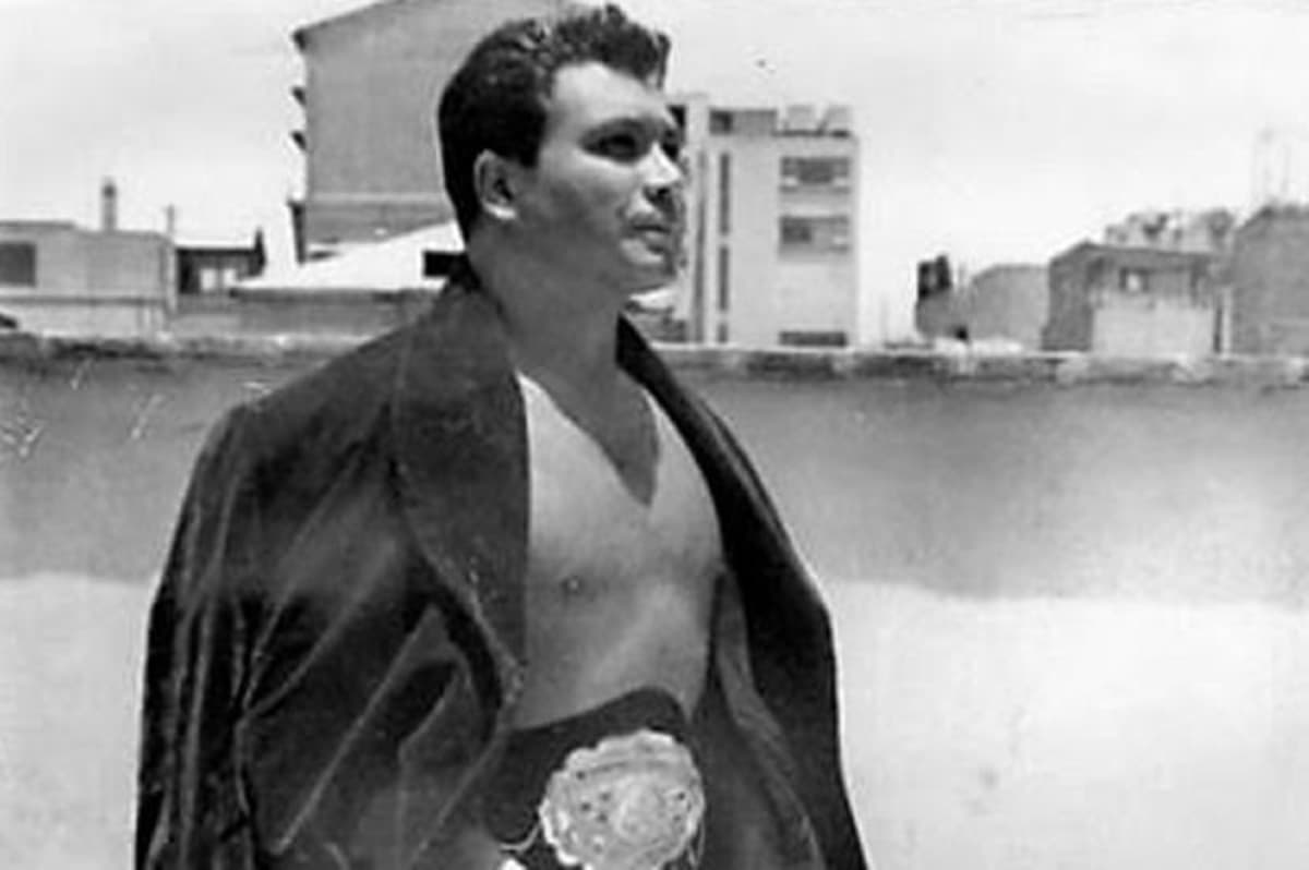 Luchador de época con cinturón de campeonato