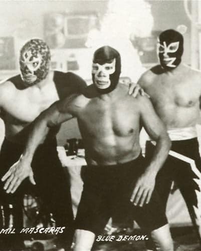 Tres luchadores enmascarados de época