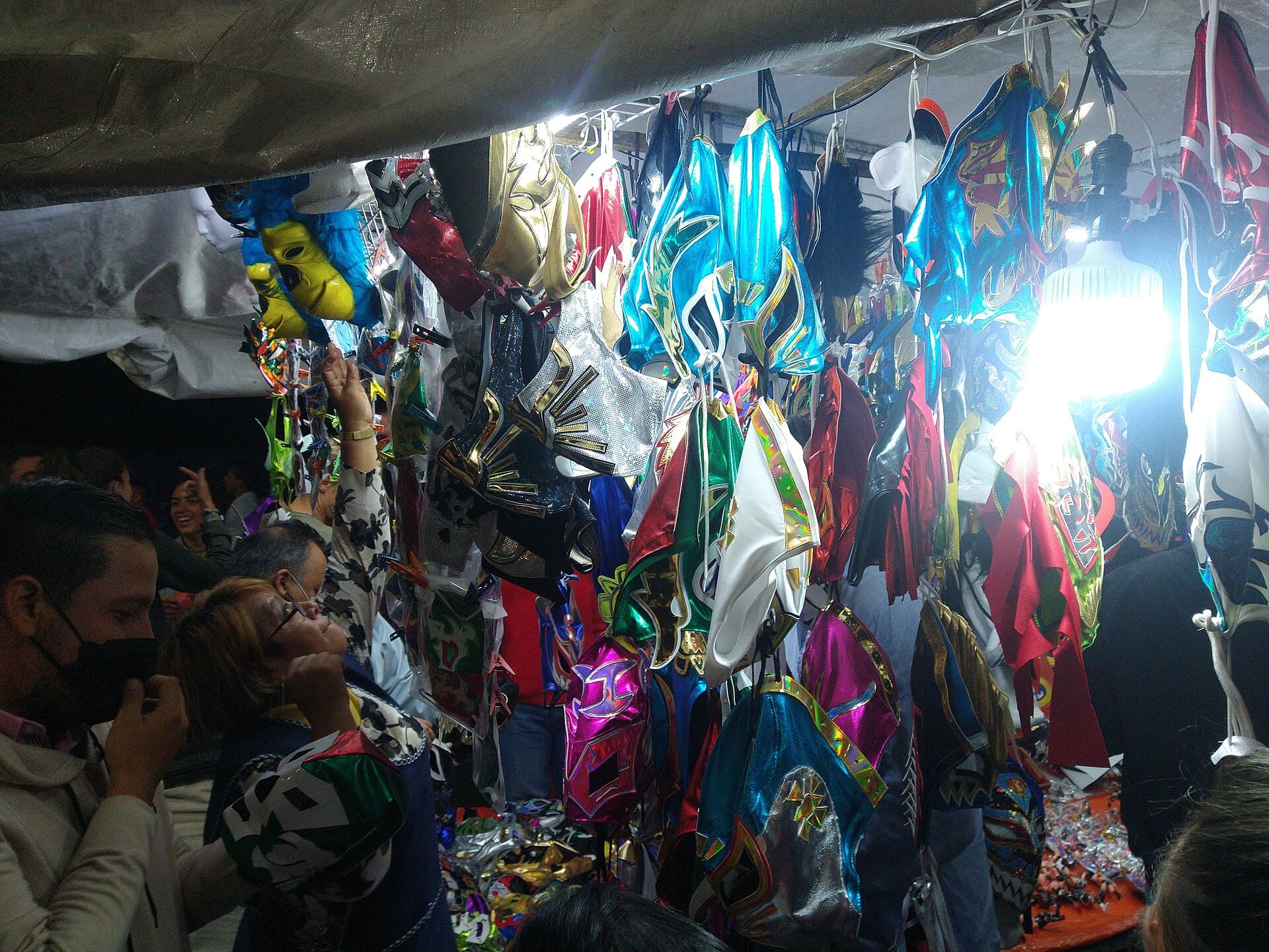 Máscaras de lucha libre afuera de la Arena México