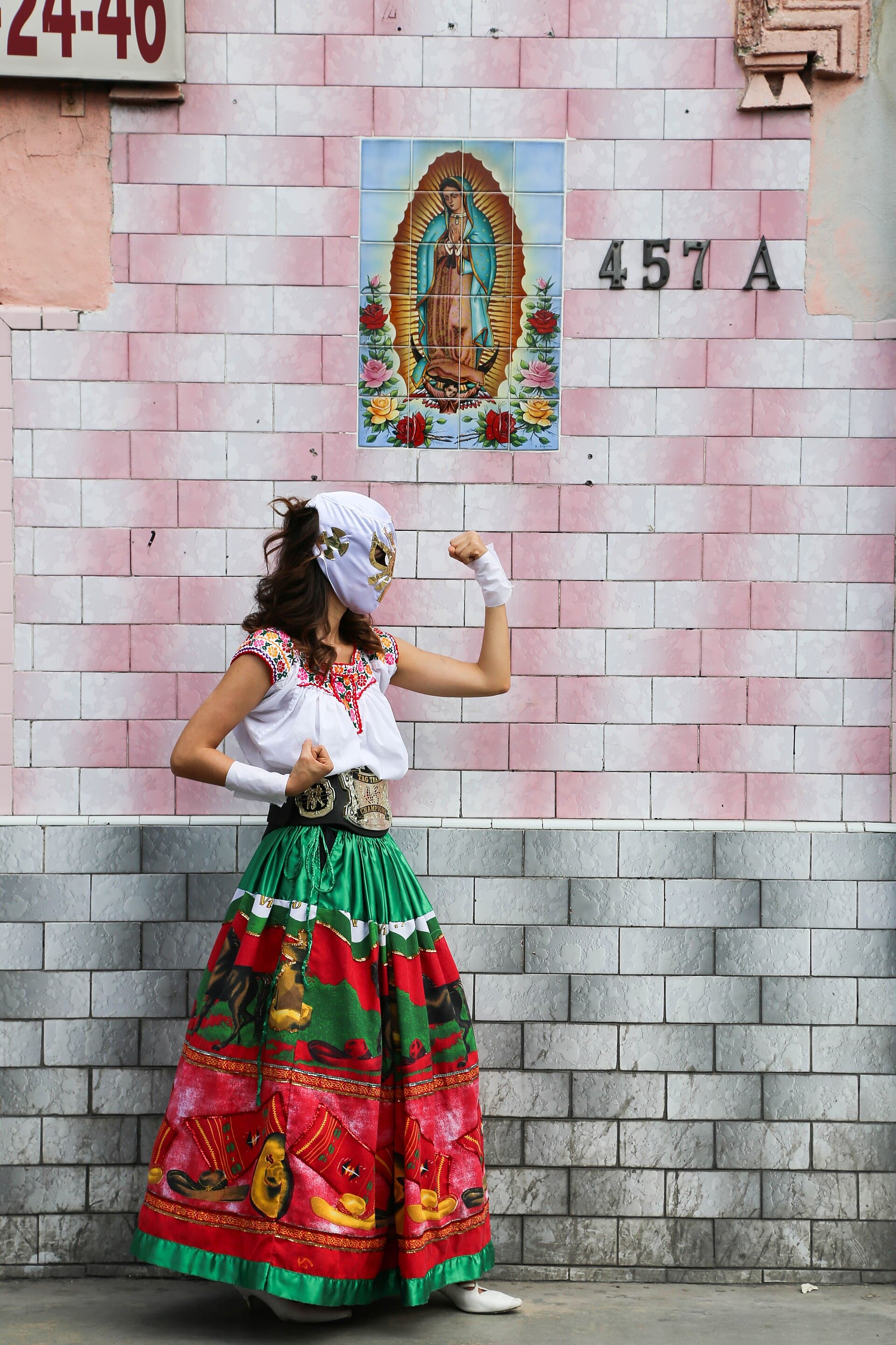 Luchadora enmascarada con vestimenta tricolor