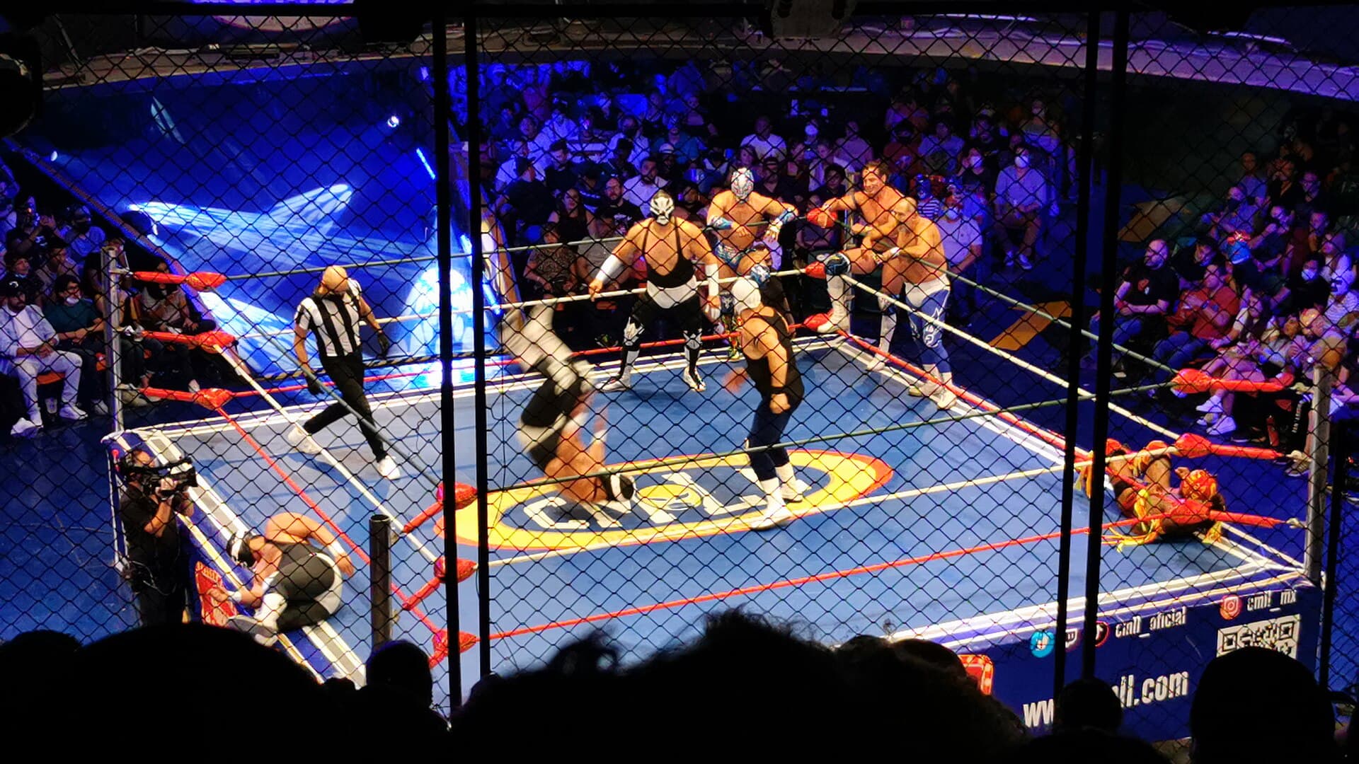 Función de lucha libre en la Arena Coliseo