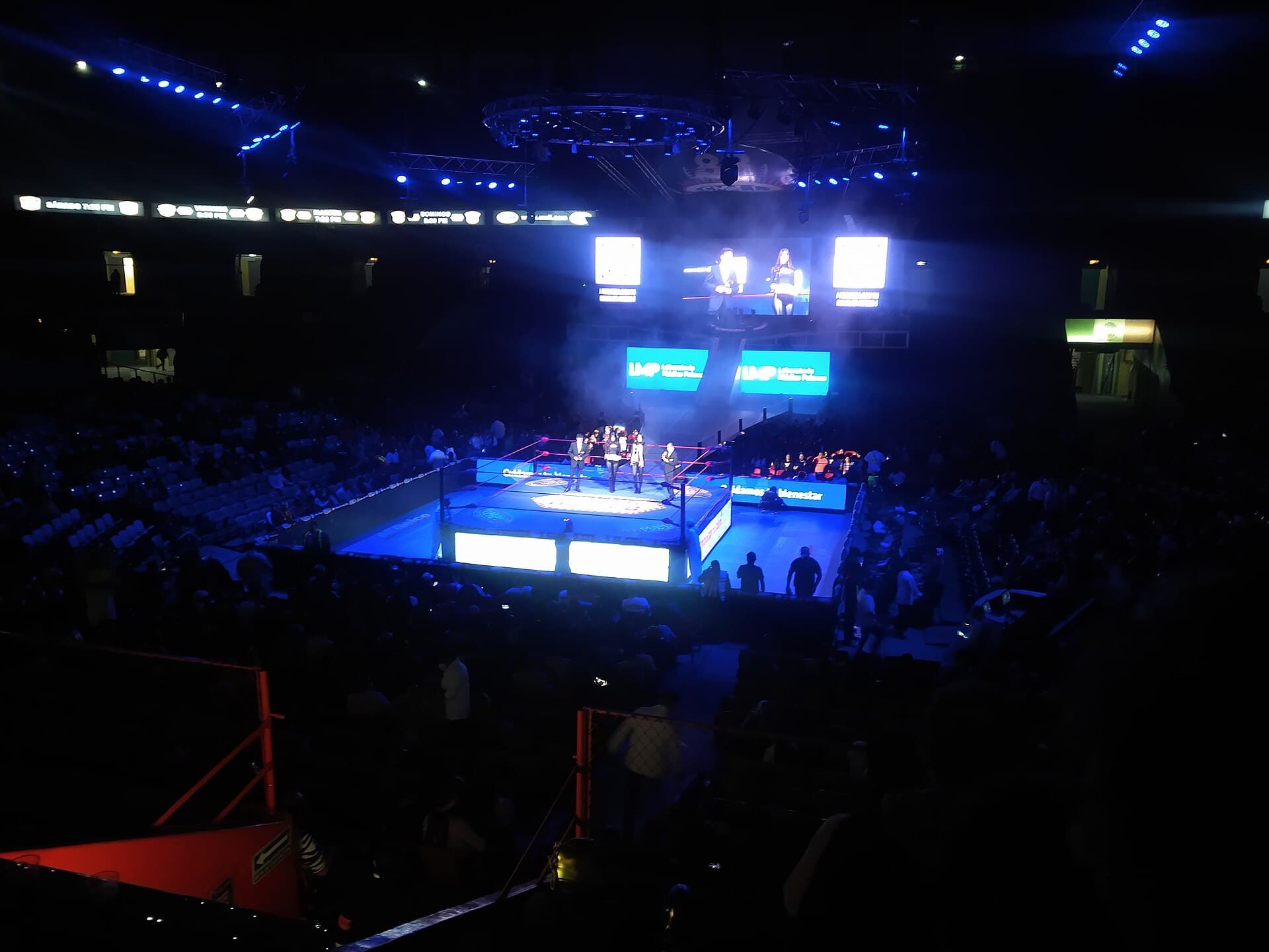 Interior de la Arena México con el ring iluminado